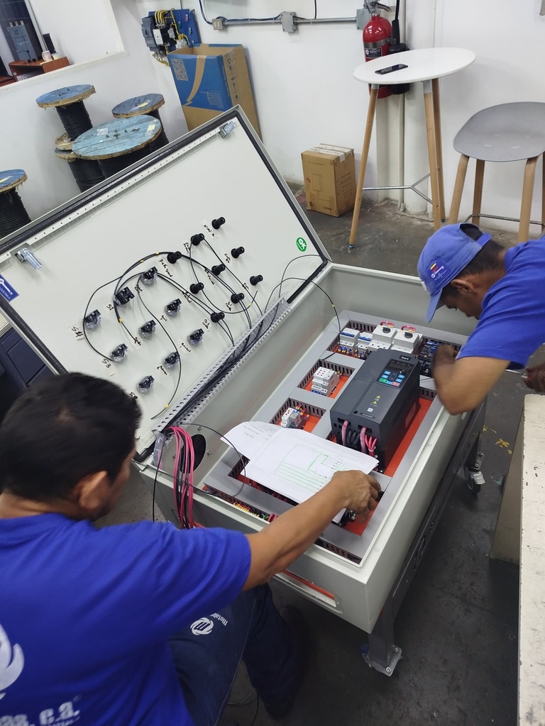 ENSAMBLE Y CABLEADO DE TABLERO DE CONTROL Y POTENCIA PARA SISTEMA AQUAFLOW DE 2 BOMBAS DE 10HP 3PH 230V ALTERNADAS Y ADITIVAS POR VARIADOR DE FRECUENCIAS GD270 INVT
